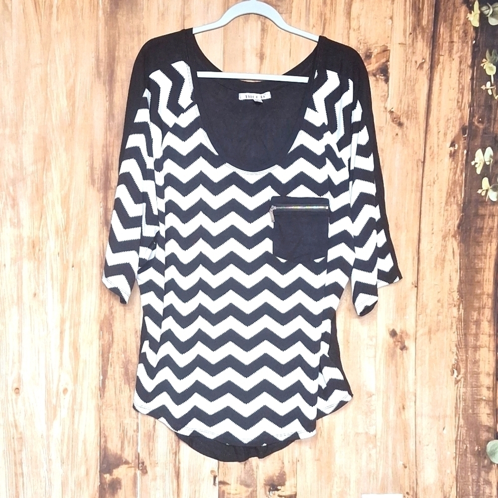 NICOLA SIZE LARGE BLACK AND WHITE CHEVRON TOP